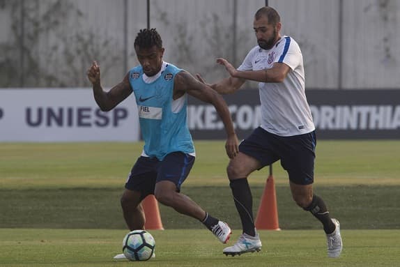 Paulo Roberto e Danilo treinam normalmente