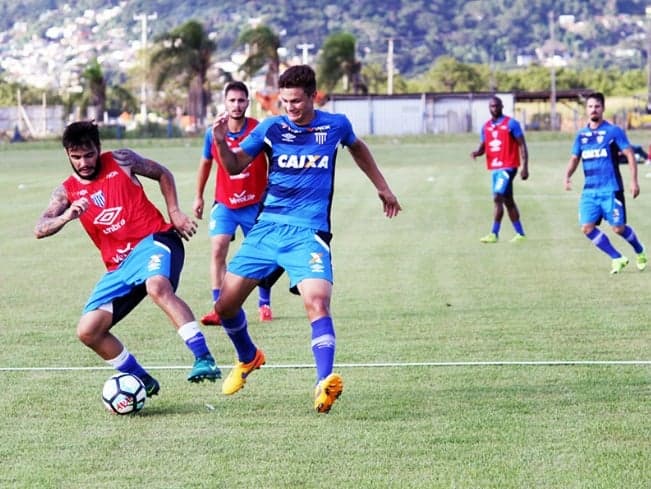 João Paulo pede foco do Avaí para garantir permanência na Série A