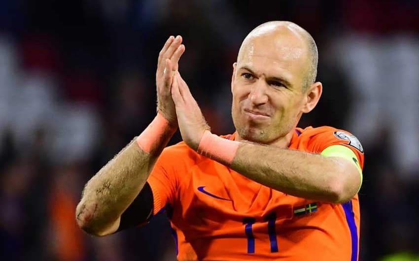 Símbolo de talento da seleção holandesa, Arjen Robben lutou até o último jogo das Eliminatórias. Ele fez dois gols, mas a sua Holanda só conseguiu vencer a Suécia por 2 a 0 e está fora da Copa. Aos 33 anos, não deverá estar no Catar