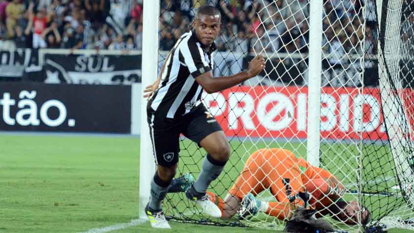Botafogo 2 x 1 Chapecoense: as imagens no Nilton Santos