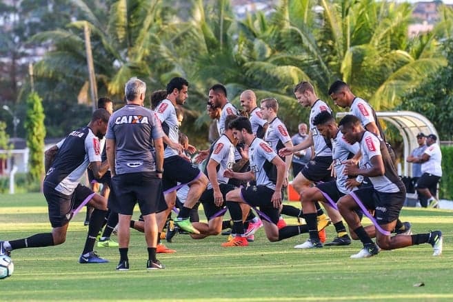 No Recife, Oswaldo de Oliveira comanda último treino do Galo antes de partida contra o Sport