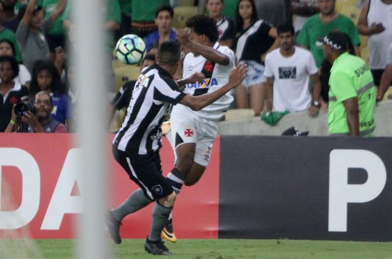 O jogador Paulo Vítor, do Vasco, arriscou uma lambreta que rendeu polêmica na reta final do clássico diante do Botafogo. Botafoguenses cercaram o atacante, e iniciaram um tumulto no Maracanã, no jogo vencido por 1 a 0 pelo Cruz-Maltino no Brasileirão.