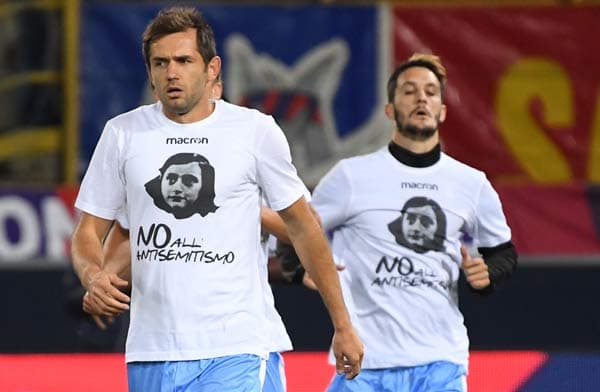 Camisa de Anne Frank antes de jogo da Lazio