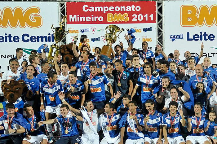 Após o vice-campeonato brasileiro de 2010, o Cruzeiro foi&nbsp; campeão mineiro e fez uma primeira fase de Libertadores perfeita, sendo apelidado de "Barcelona das Américas". Um erro. Veio uma vexatória eliminação para o Once Caldas e um restante de temporada oscilante.
