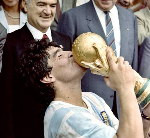 GALERIA: Veja as Copas disputadas por Maradona e o clube que ele defendia no período de cada Mundial