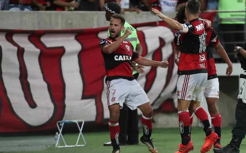 Everton Ribeiro vibra com empate do Flamengo no Maracanã
