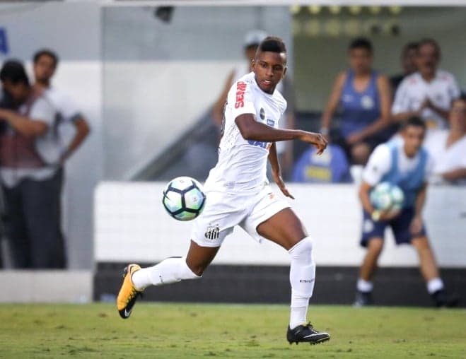 Rodrygo durante estreia pelo Santos
