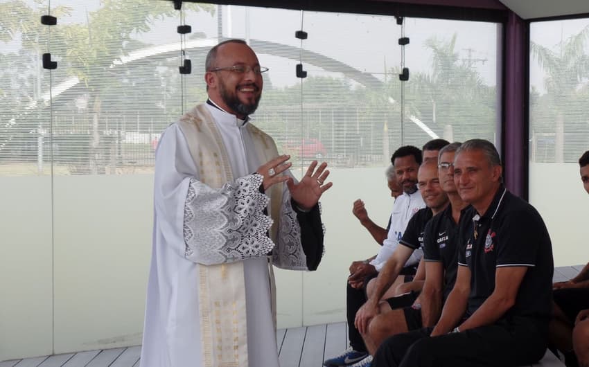 Padre Jeferson com Tite e jogadores no Corinthians