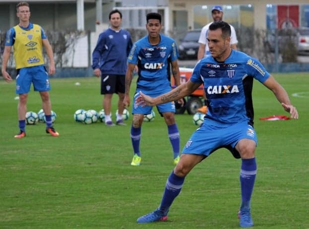 Pedro Castro volta ao time titular do Avaí na vaga de Luanzinho
