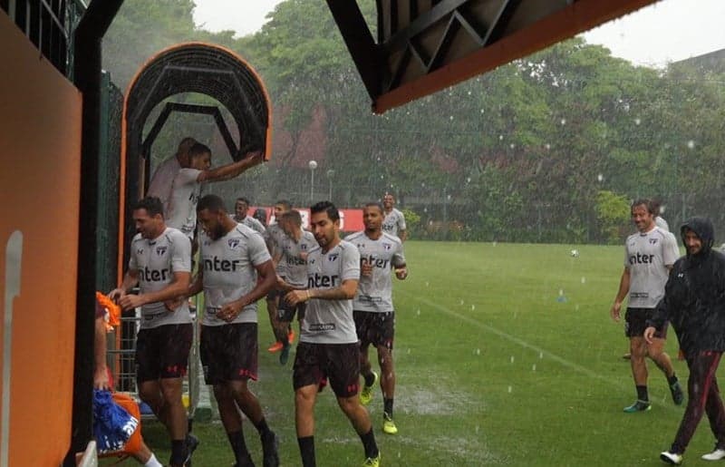 Jogadores do São Paulo correm da chuva