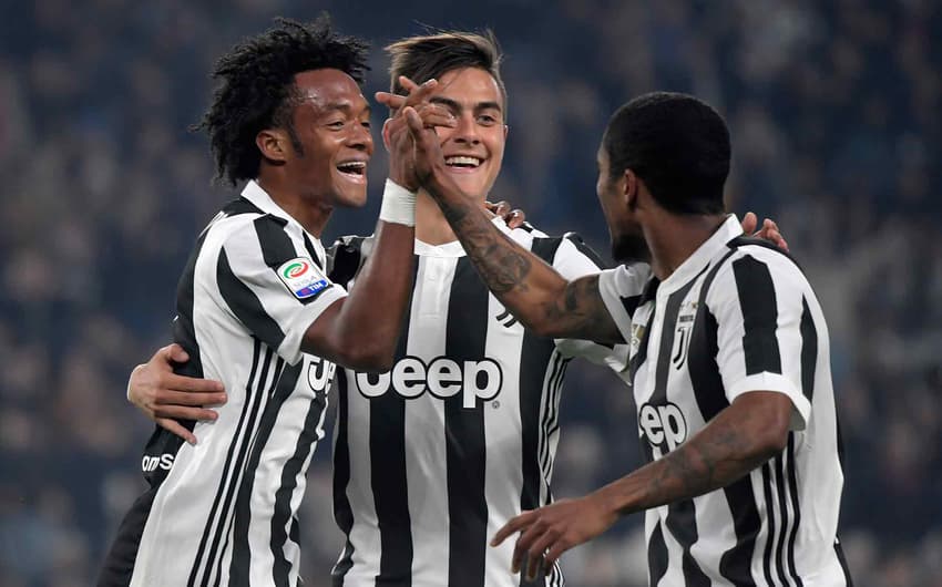 No Campeonato Italiano, Douglas Costa deu um passe para Dybala marcar, mas não foi suficiente para evitar a derrota da Juventus por 3 a 2 para a Sampdoria
