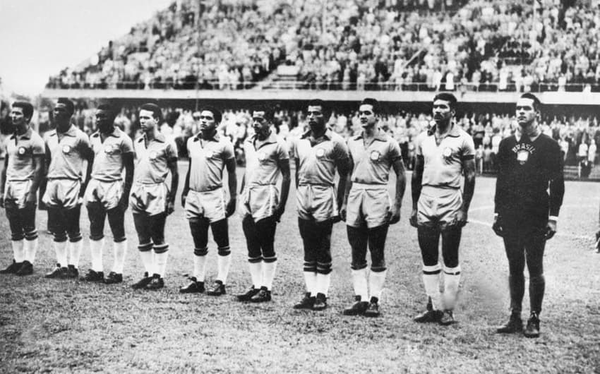 Em seu primeiro título, na Copa do Mundo de 1958, quando bateu anfitriã Suécia na decisão por 5 a 2, o Brasil ficou no Grupo 4. A estreia foi contra a Áustria: triunfo por 3 a 0. Depois, empate sem gols com a Inglaterra. A vaga foi conquistada em um triun