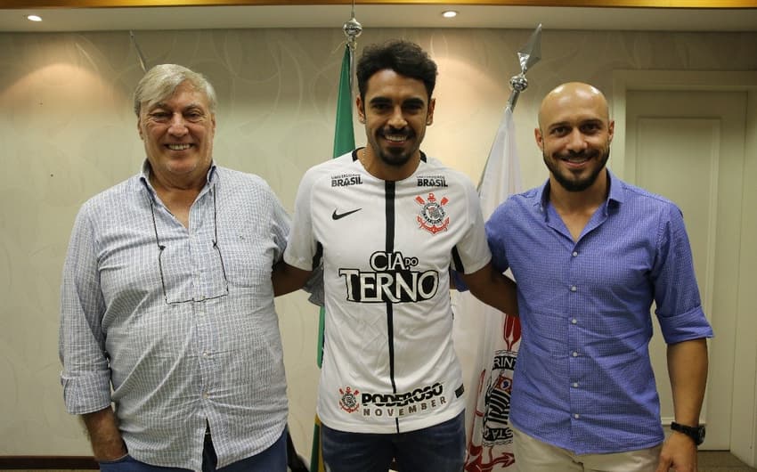 Júnior Dutra posa com dirigentes do Corinthians após assinar contrato