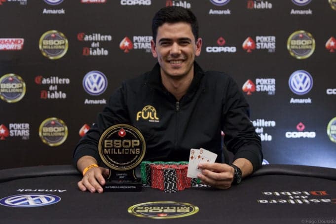 Jessé Fonseca mostra cartas de ouros que o levaram à conquista do título em torneio do BSOP Millions