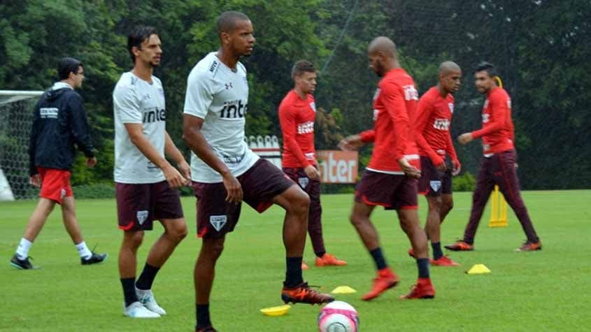 Jogadores do São Paulo treinaram sob intensa chuva no bairro da Barra Funda