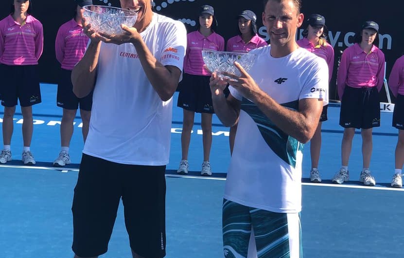 Marcelo Melo e Lukasz Kubot com troféus do ATP de Sidney 2018