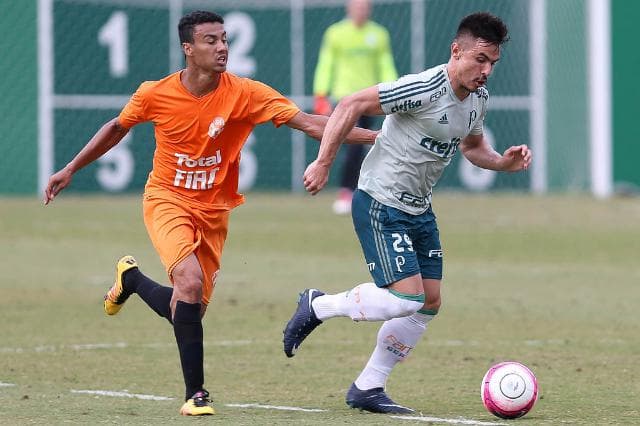 Willian em jogo-treino do Palmeiras contra o Atibaia