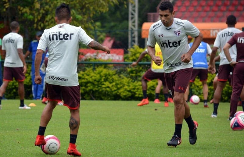 Cueva (de costas) e Diego Souza estão se entrosando aos poucos nos treinos do São Paulo