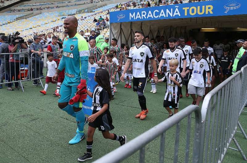 Se o ataque do Botafogo não conseguiu furar a defesa tricolor no clássico deste sábado, o goleiro Jefferson foi um dos responsáveis por segurar a defesa do Botafogo (ele chegou a tomar um gol, mas anulado) e recebeu a maior nota do duelo. Veja a avaliação na galeria a seguir
