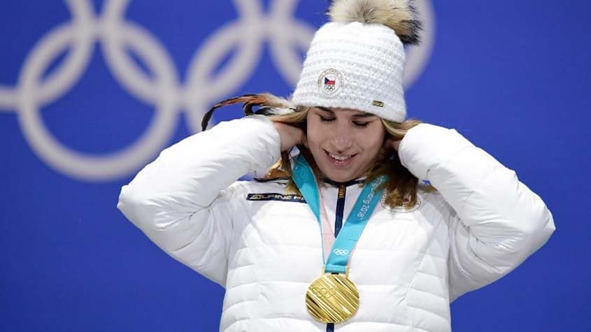 Ester Ledecka, que foi campeã no esqui alpino Super-G nas Olimpiadas de Inverno