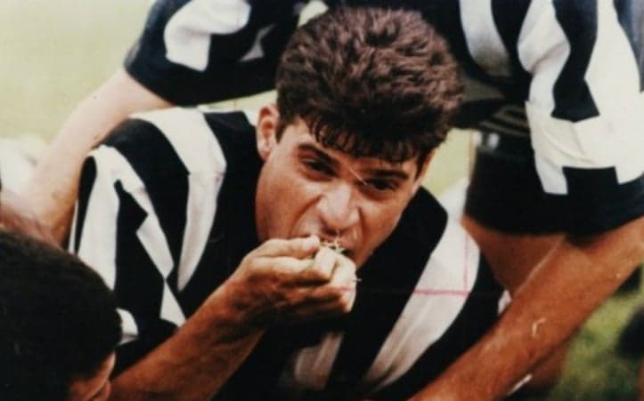 Autor do gol que deu o título do Campeonato Brasileiro de 1995 ao Botafogo, Túlio Maravilha comemorou o tento comendo grama