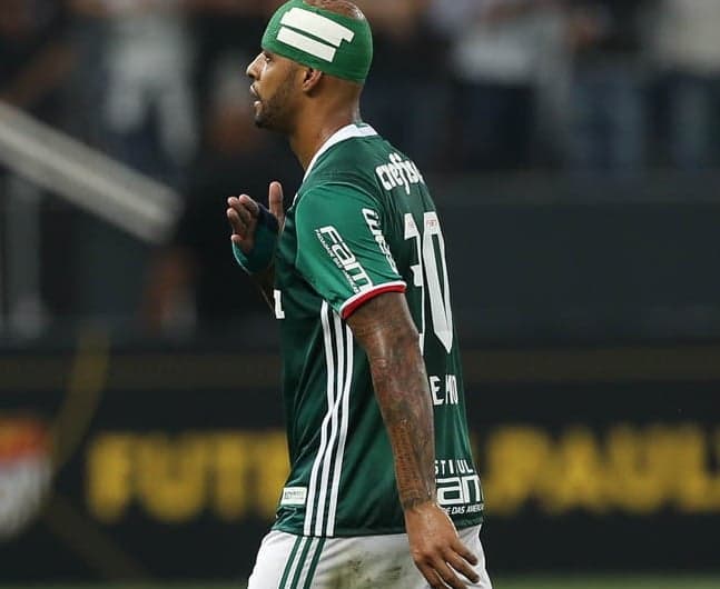 Felipe Melo, com o supercílio machucado, bate no peito ao ser substituído em Itaquera no jogo pelo Paulistão-2017