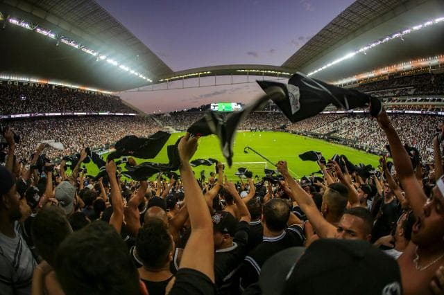 Após quatro rodadas de Brasileirão, o Corinthians é o clube que mais acumula arrecadação com bilheteria, com dois jogos em casa. Veja os dez times com as maiores rendas líquidas do campeonato (descontando os custos dos jogos)...