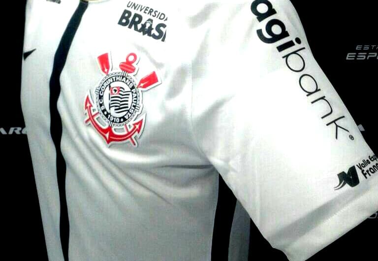 Camisa do Corinthians com  novo patrocinador