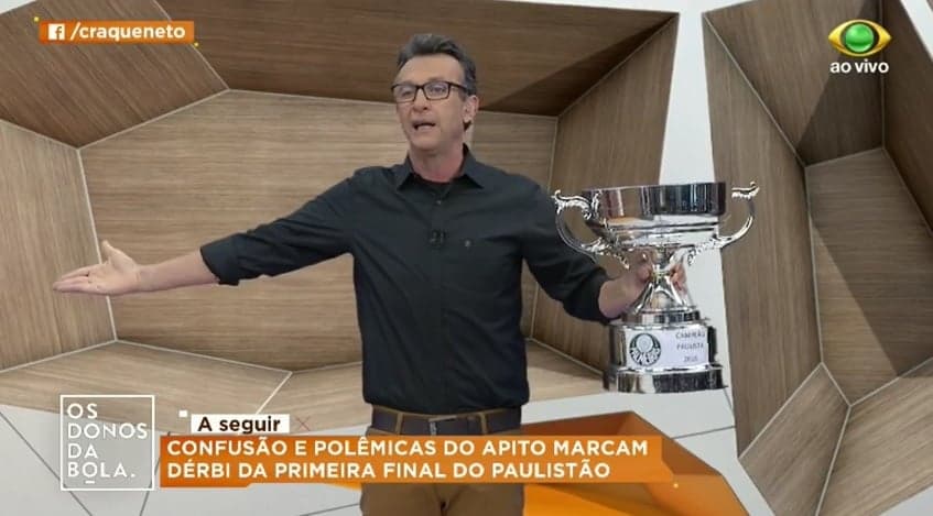 Neto mostra taça e pôster do Palmeiras campeão paulista
