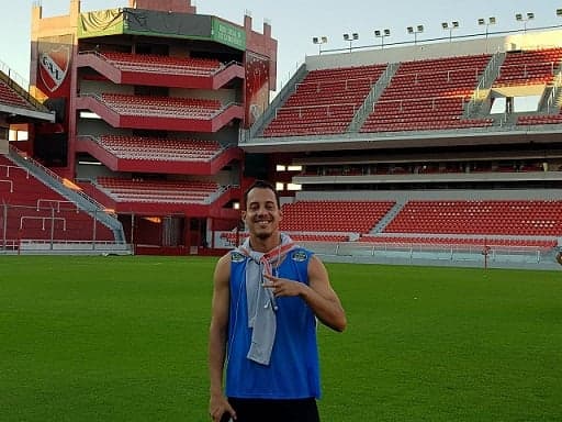 Rodriguinho posou para a foto no estádio do Independiente