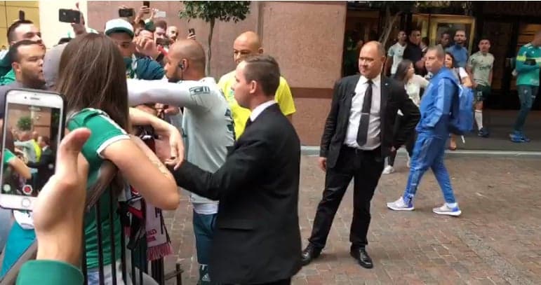 Felipe Melo pediu para torcedor parar de xingar Dudu e apoiar o Palmeiras na entrada do hotel em Buenos Aires