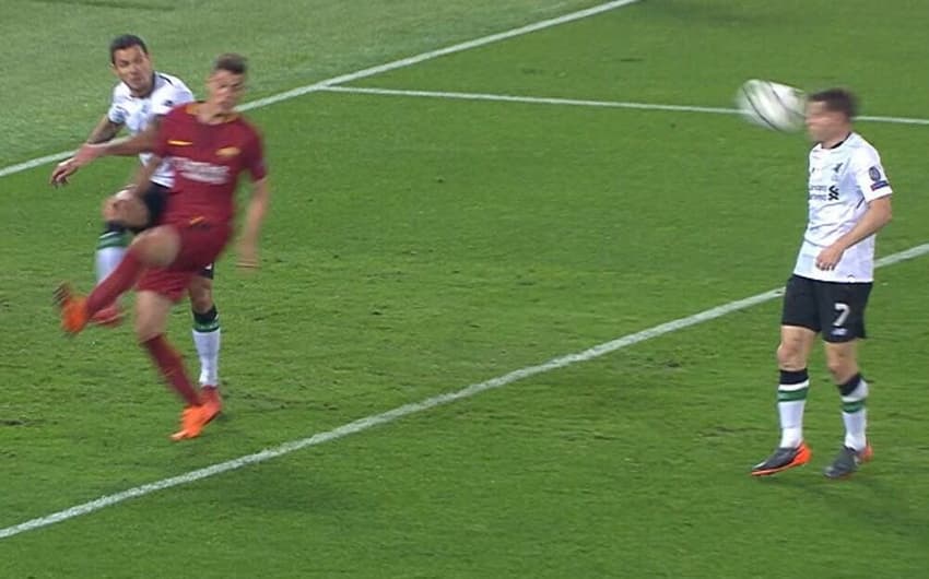 James Milner leva bolada durante Roma x Liverpool