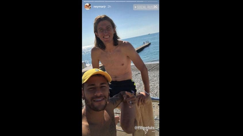 Neymar e Filipe Luis na praia em Sochi