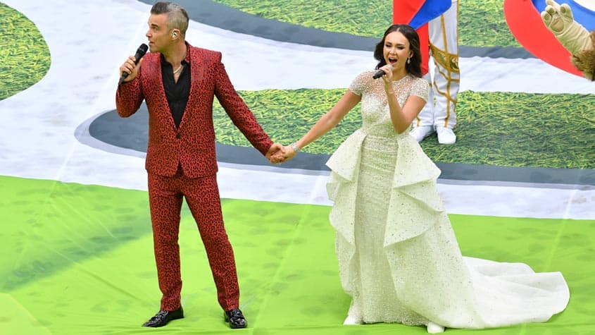 O cantor Robbie Williams e a soprano Aida Garifullina se apresentaram durante a cerimônia