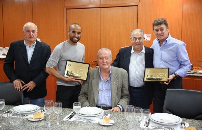 Lucas Moura e Daryo Pereira foram homenageados pela diretoria do São Paulo