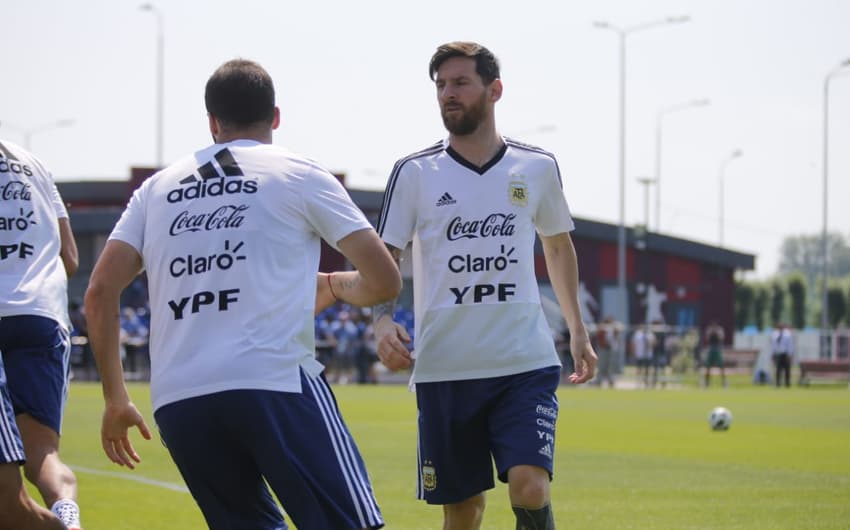 Messi treinou com os companheiros neste sábado de olho no decisivo jogo de terça, contra a Nigéria