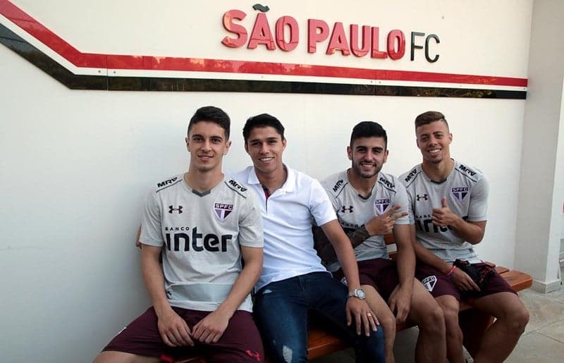 Luiz Araújo ao lado de Shaylon, Liziero e Lucas Fernandes - todos formados em Cotia