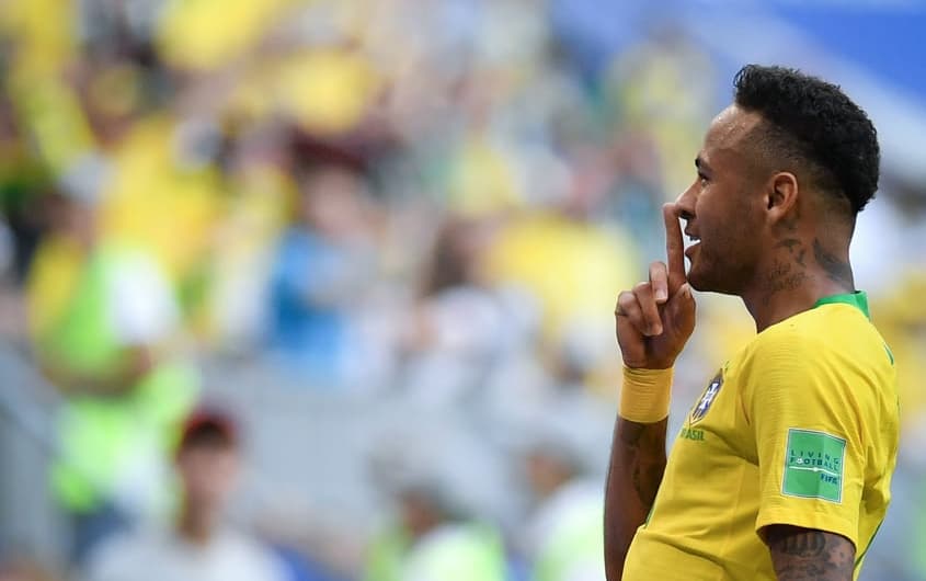 Neymar mais uma vez foi criticado pelo excesso de 'teatro' ao receber faltas