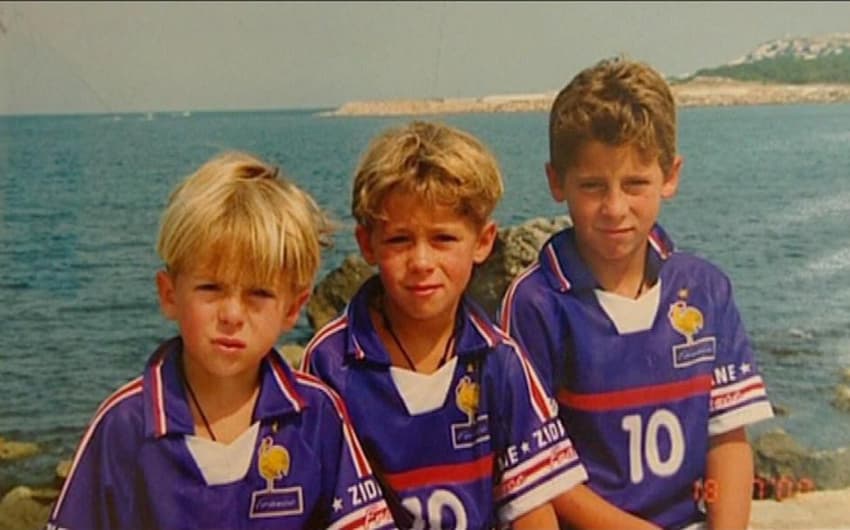 Kylian, Thorgan e Eden Hazard, pela ordem, os irmãos em 1998 torcendo pela França na Copa