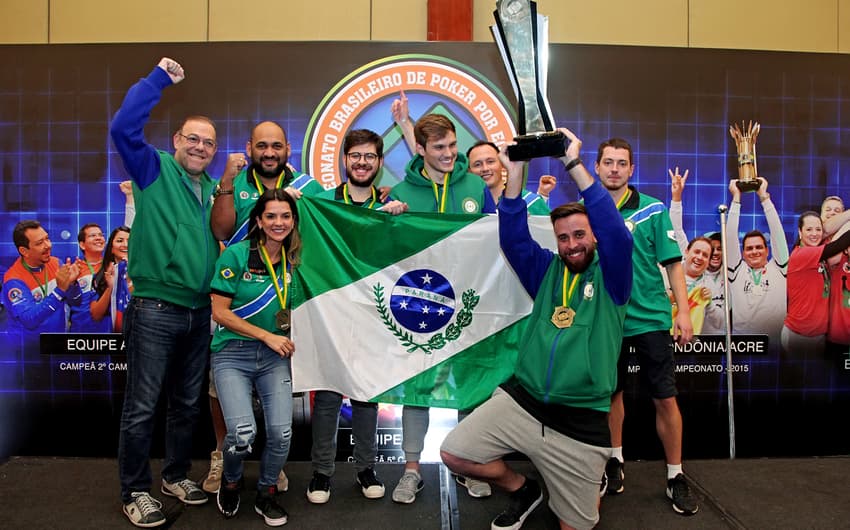 Seleção paranaense de pôquer levanta o troféu de campeão brasileiro por equipes