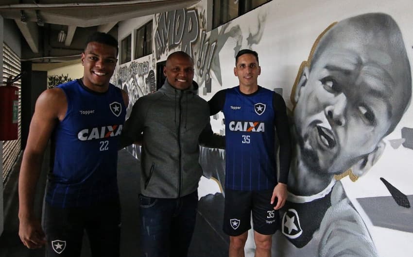 Jefferson visita os companheiros de Botafogo