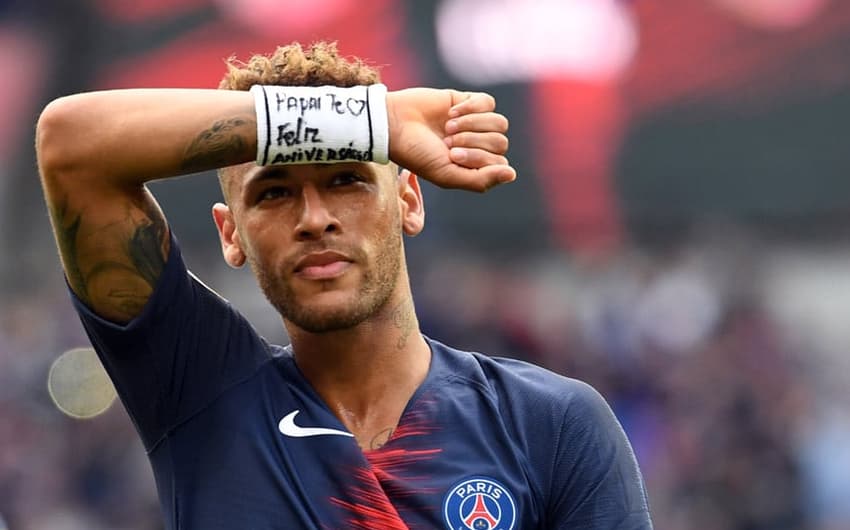 Neymar - O craque brasileiro brilhou na vitória do PSG por 3 a 1 contra o Angers, pelo Campeonato Francês. Ele deu a assistência para Cavani abrir o placar e também deixou a sua marca na partida.