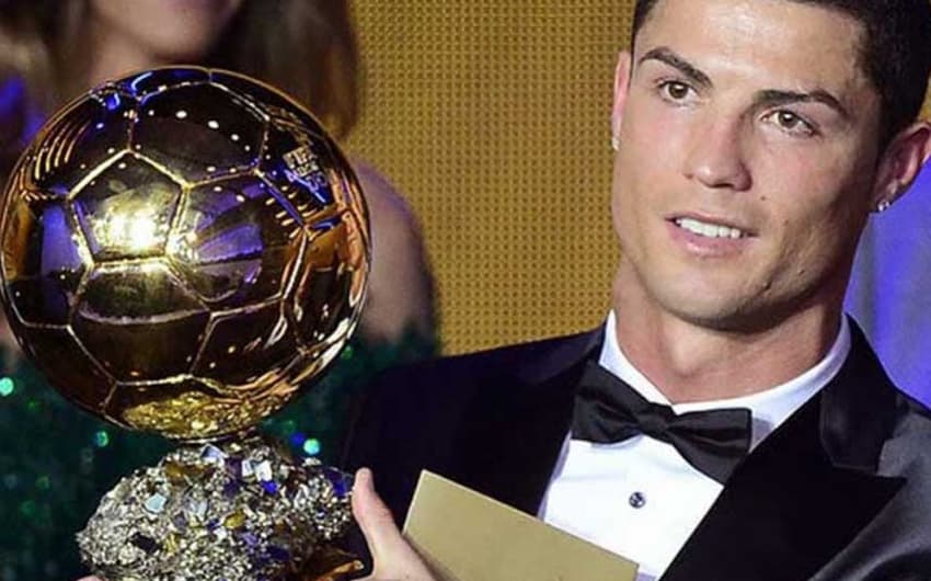 Cristiano Ronaldo - segurando o prêmio do Fifa Ballon d'Or