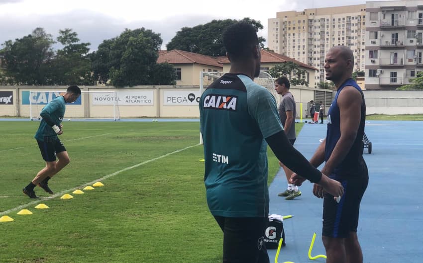 Jefferson aparece em treino do Botafogo
