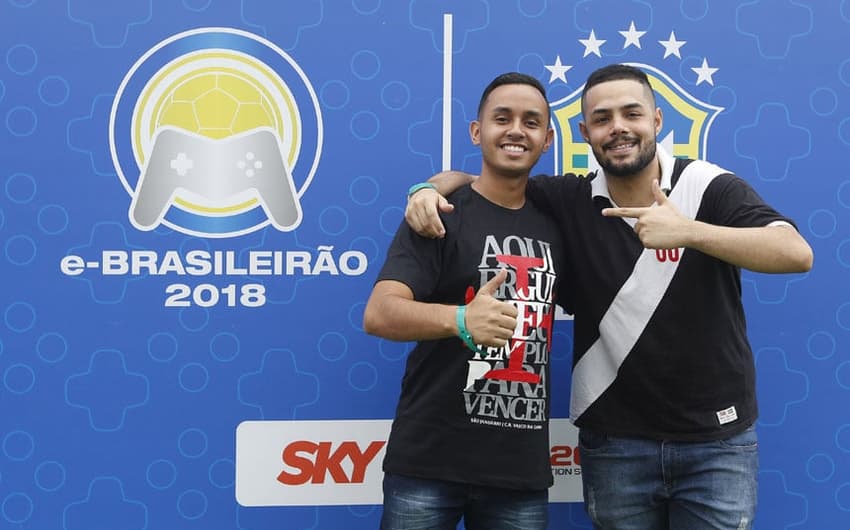 E-Brasileirão Rodrigo "Carabom" e Caíque "Reizinho" posam juntos após a final da seletiva do Vasco. Veja galeria do L!