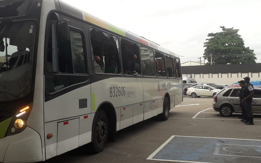Ônibus que levava a torcida do Botafogo teve janelas quebradas na confusão