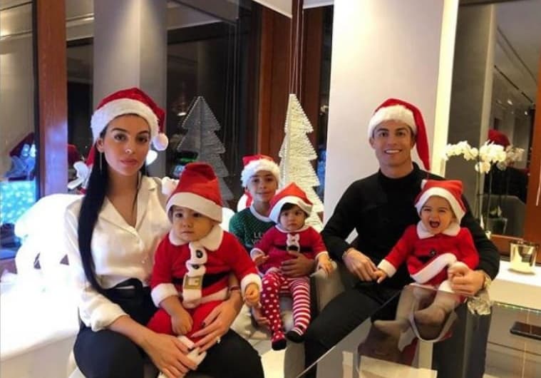 Cristiano Ronaldo posou para foto de gorro de Papai Noel com a noiva Gerogina e os quatro filhos, Cristiano Ronaldo Jr, de 8 anos, os gêmeos Mateo e Eva Maria , de 1 ano e meio, e a caçula Alana Martina, de 1 ano e 1 mês.