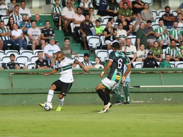 Sávio foi um dos destaques do Coritiba, principalmente na bola parada