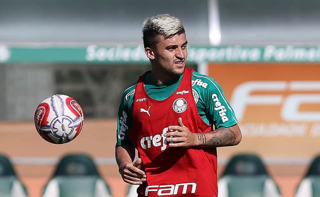 Victor Luis deve voltar a ser titular no Palmeiras nesta segunda, contra o Bragantino