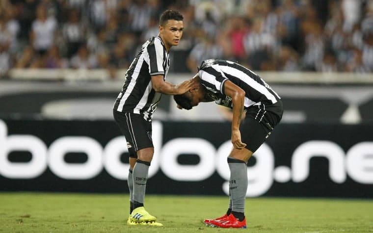 Botafogo perdeu chances e ficou no empate com o Juventude. Confira a seguir mais imagens da partida